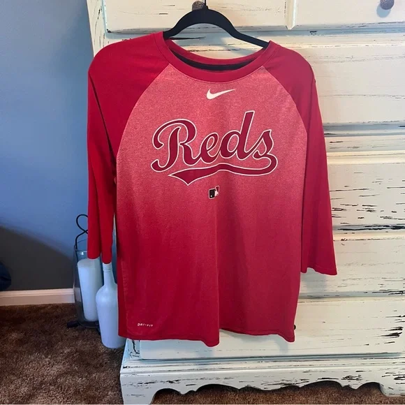 Nike Red Dri-FIT Cincinnatti Reds Quarter Sleeve, women’s Large. - Picture 1 of 3